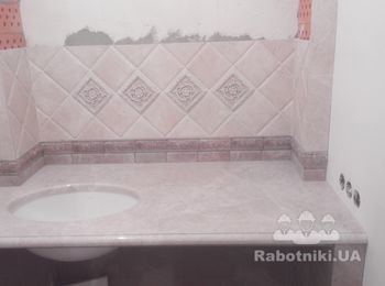 Хорошо подобрана плитка Villa в цветовой гамме с мраморной (натур) столешницей