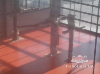 Полимерное покрытие "Кварц однотонный". Толщина слоя покрытия от 1,0-3,0 мм. В редких случаях до 5,0 мм. Применяется для отделки полов в общественных и производственных помещениях с высокими требованиями к износостойкости и статическим нагрузкам.