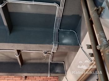 прокладка кабелів у  відкритий  спосіб  для  офісу автосалону в лофті .