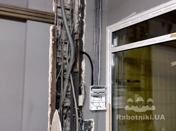 автосалон лофт ліворуч стояк силових мереж що закривається коробом )
