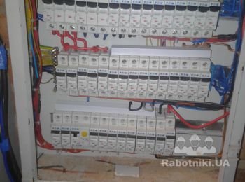 щит в якому окрім наведення порядку групи розділено на  групи що живляться на пряму від мережі  та групи що живляться через блок безперебійного живлення (Бажання замовника )