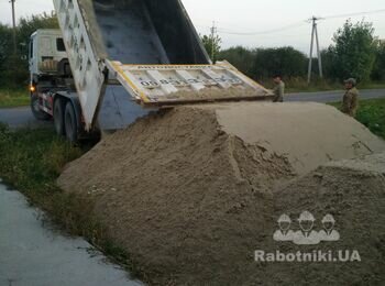 Підготовчі роботи до влаштування стяжки в с. Мрія.