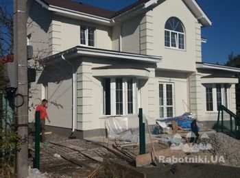 Заливаем отростки и бетонную дорожку