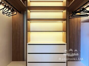 Гардеробна кімната біля спальні з нішами для довгих речей і шухлядами, освітлення LED стірчками, меблі зі шпонованого MDF