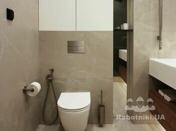 Сучасний санвузол із великоформатною плиткою бежевого відтінку, дзеркальною нишею з поличками