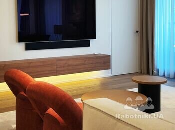 Зона відпочинку з телевізором і теракотовими кріслами в ЖК UnitCity