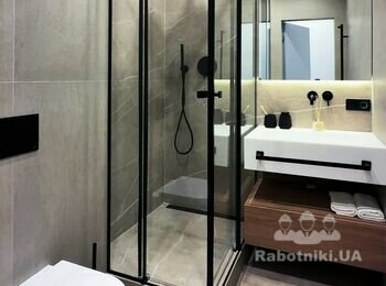 Санвузол в UnitCity з білим литим умивальником, змішувачами прихованого монтажу, душовою з скляною перегородкою