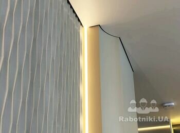 Деталь декоративного оздоблення, якісне примикання стелі до стіни з спеціальним радіусним профілем