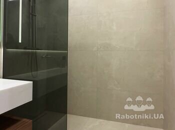 Душова на всю ширину санвузла зі скляною перегодкою, чорним змішувачем