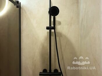 Душова з чорним змішувачем прихованого монтажу і бежевою плиткою