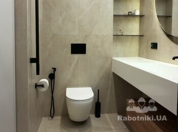 Санвузол з плиткою великого формату, чорною сантехнікою і рушникосушаркою і нишою зі скляними поличками