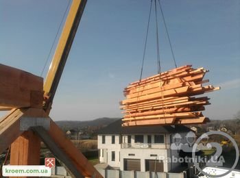 Подъем комплекта стропильной системы краном, для ускорения и упрощения процесса монтажа;