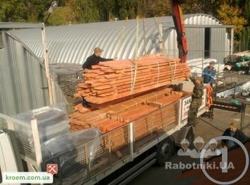 Подготовка, упаковка и загрузка комплекта предварительно нарезанных деталей на стропильную систему. Все детали перед загрузкой обработаны огнебиозащитным составом;