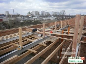 15. Выставление стоек под прогоны длинного ската с помощью нивелира (устройство для определения разности высот), а также уровня и монтажной нити.