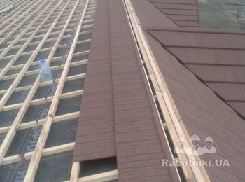 38. Начало монтажа черепицы Metrotile Wood на длинном скате. Укладка черепицы производится сверху вниз согласно технологии производителя