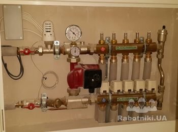 На нижнем коллекторе термоголовки управляемые радио термостатами.