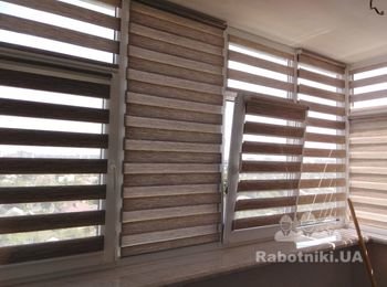 рулонные шторы день-ночь на балконной раме