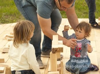 16-17.05.15 маленькие строители продолжали начатое дело ))