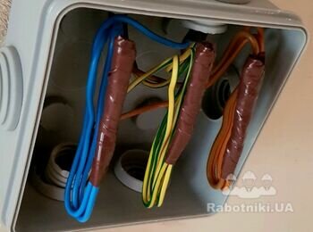 Розеточная коробочка выполнена пайкой и заизолированна высококачественной изолентой!