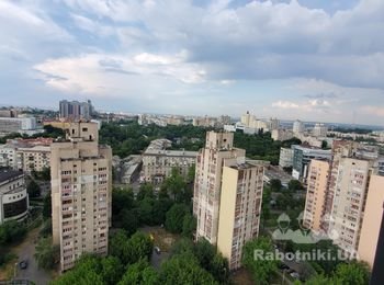 Офис, заказчик с другой страны, по дизайну сделали все как хотели, документация и отчет полностью прозрачно. Ведем в гугл таблицах.