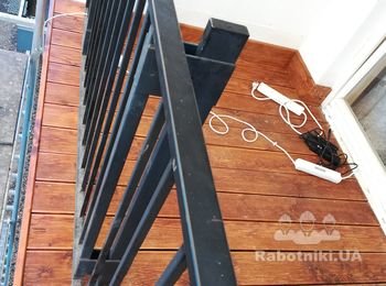 Балкон в композитній вільховій досці.