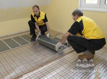 Укладываем пленочный пол.