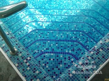 Вариант угловой лестницы в бассейн.