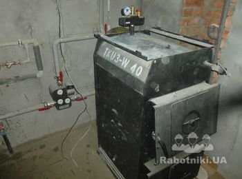 Твердотопливный котел Thermomont на 40кВт - пока без кожуха, в процессе монтажа.