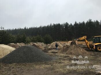 16.03.2019 - Земляні роботи для влаштування фундаменту стічкового типу. Завезення матеріалів.