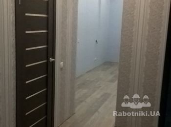 Улаштування покриття підлоги з "ламінату", встановлення дверного блока з добором.