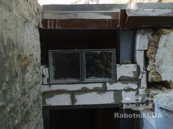 Также было поставлено задание сделать в этом проёме вставку двух стеклоблоков