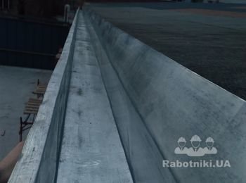 бесшовный водосток длинной 21м.п., выполнен с цельного листа оцинкованного металла толщиной 0,55мм