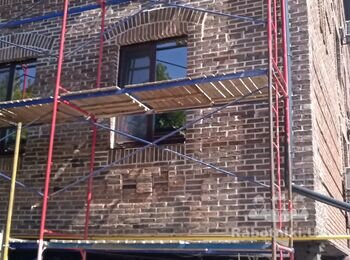 Восстановление 4-х этажного дома после прилёта, кирпич ручной работы на белых швах.