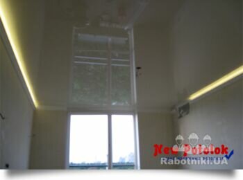 Глянцевый натяжной потолок с LED подсветкой