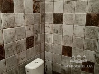 укладка плитки с декоративными вставками, монтаж унитаза и подключение