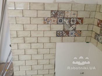 укладка плитки "кабанчик" с декоративными вставками