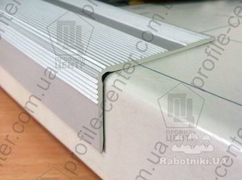 Алюминиевый порожек лестничный, с рифлением. Размеры: 10*24, 20*24, 20*40, 15*30, 30*30. Представлены в аноде (серебро, золото, бронза) и декоре (порошковая покраска под дерево). Порожки длиной  0,9м и 1,8м,  комплектуются в индивидуальную  упаковку  с навесным кронштейном , дюбелями и саморезами. Максимальная длина профиля – 2,7 м для декора, и 3,0 для анодированного