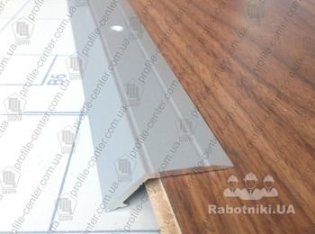 Алюминиевый порожек разноуровневый. Высота перепада на 5 мм и 10 мм. Представлены в аноде (серебро, золото, бронза) и декоре (порошковая покраска под дерево). Порожки длиной  0,9м и 1,8м,  комплектуются в индивидуальную  упаковку  с навесным кронштейном , дюбелями и саморезами. Максимальная длина профиля – 2,7 м для декора, и 3,0 м для анодированного.