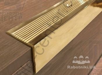 Латунный порожек лестничный с мелким рифлением. Размер 20мм*20мм, 30мм*30мм. Длина 0,9м, 1,8м, 2,7м.