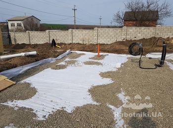 Проложена канализация. Введены гильзы под воду и электричество. Уложен геотекстиль.