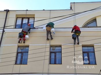 Косметический ремонт фасада офисного здания альпинистами