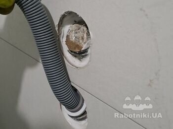 Давно виконую виводи каналізації для побутових машин під кутом 45. Це забезпечує максимальну компактність при вкладанні зливної трубки