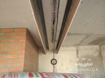 Монтаж внутренних перегородок из кирпича и монтаж конструкций на потолке из ГКЛ.