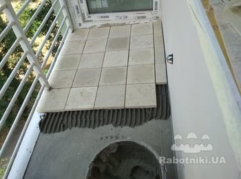 Монтаж тротуарной плитки с уклоном на открытом балконе.