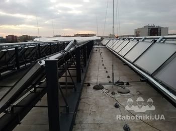 Монтаж громозахисту на даху відпочивального комплексу