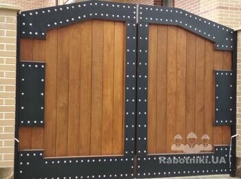 деревянные ворота с ковкой