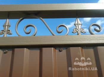 Элементы ковки и рамка ворот окрашены краской "Хамрайт"