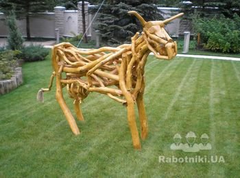 Скульптура коровы в полный рост.