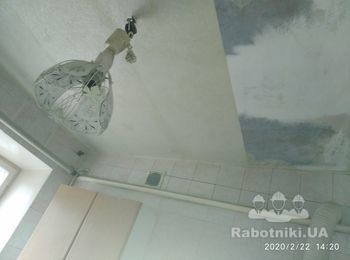 Фото поклейки потолка на кухне. Шпаклёвка швов с сеткой.