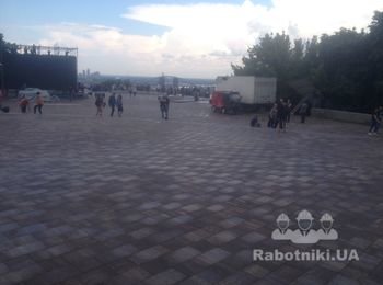 за дві години до відкриття нашу площу прибрала спец техніка
